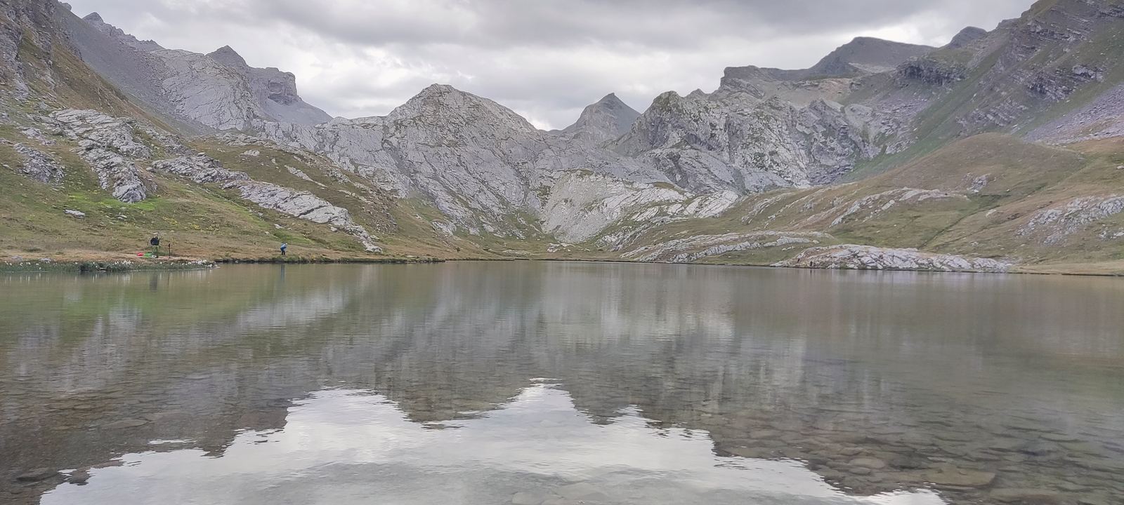 Lac minéral d’altitude entouré de reliefs français