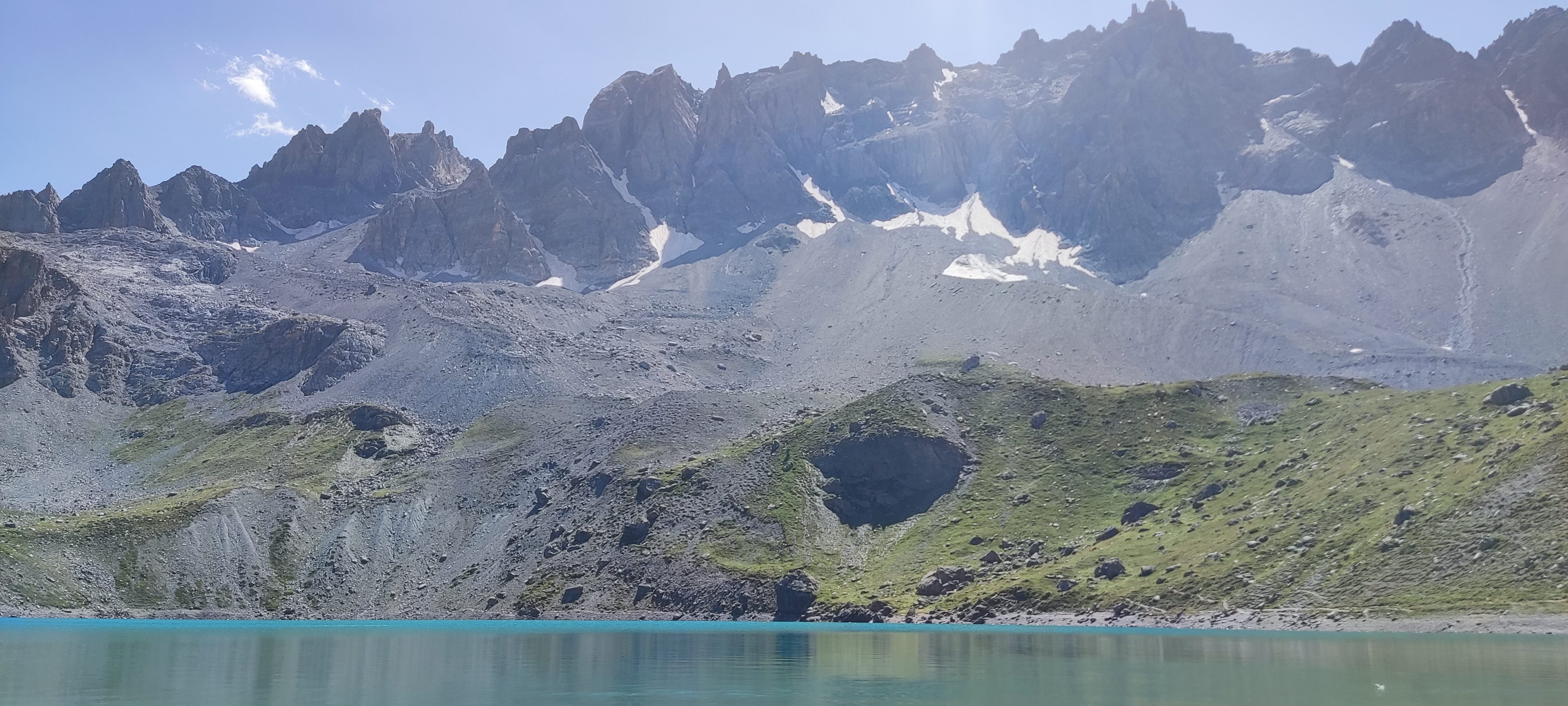 Lac alpin turquoise au pied d’un massif minéral