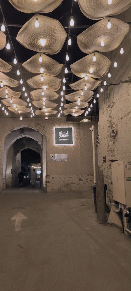 Passage ancien éclairé dans les ruelles de Nizwa